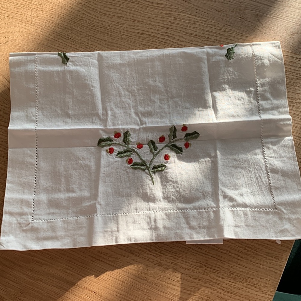 🎄🎅🏻April Cornell Embroidered Holly Cotton Tablecloth